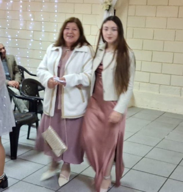 Integrantes de la congregación compartiendo en el templo