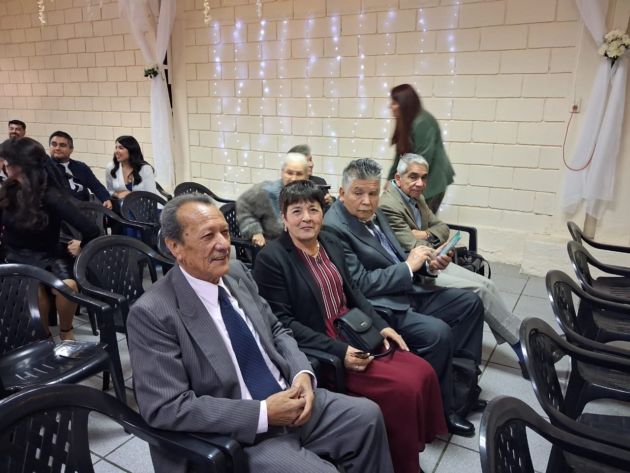 Hermanos reunidos en el interior del templo