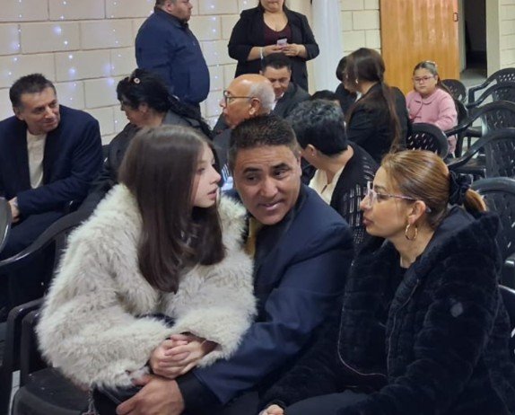 Familias compartiendo durante una actividad de la iglesia